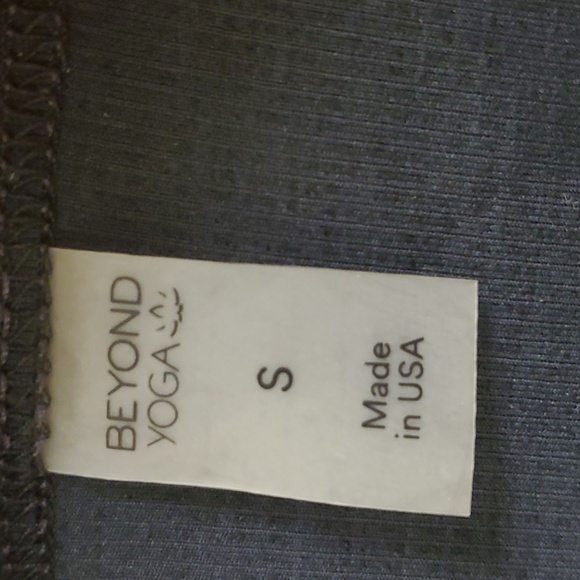 New with tags Beyond yoga cropped top size small - Picture 5 of 9